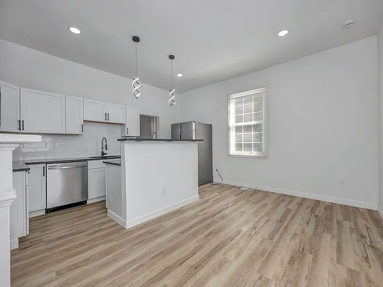 636 Watkins St #1 — Photo 6