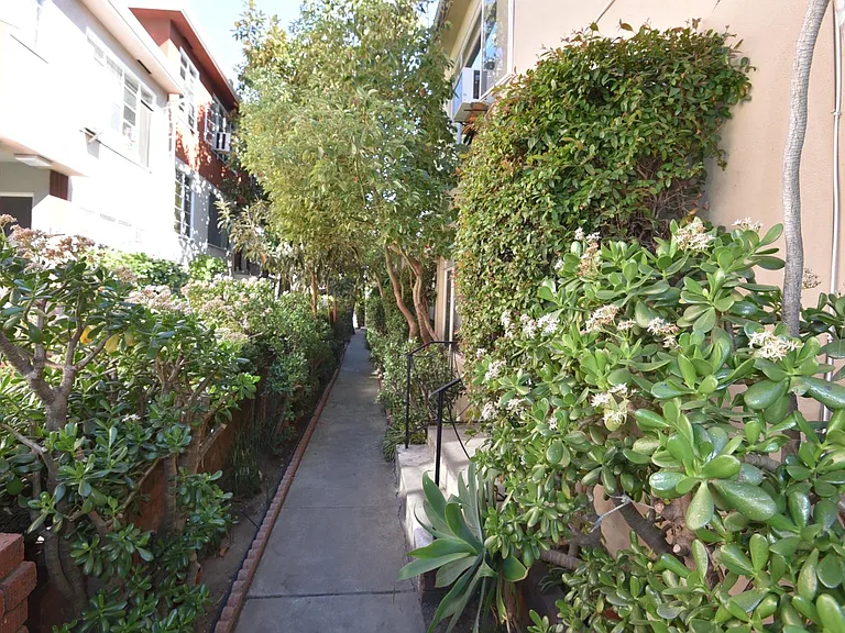 1748 Winona Blvd #1 — Photo 11