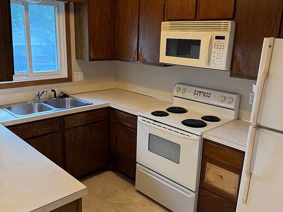 5th image of 2245 N Cedar Ave