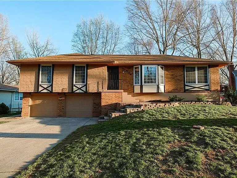 504 NE Johnston Dr — Photo 5