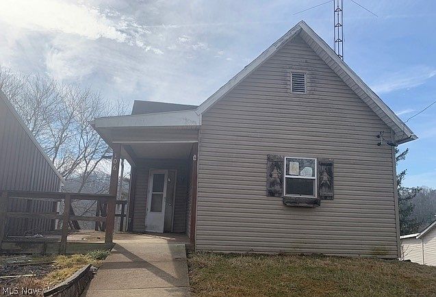 1st image of 106 E Elm St
