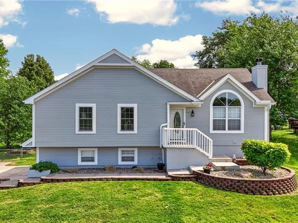 605 Oak Dr, Raymore, MO 64083
