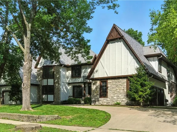 11210 Juniper Dr, Leawood, KS 66211