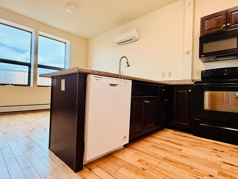 191 College St #212 — Photo 14