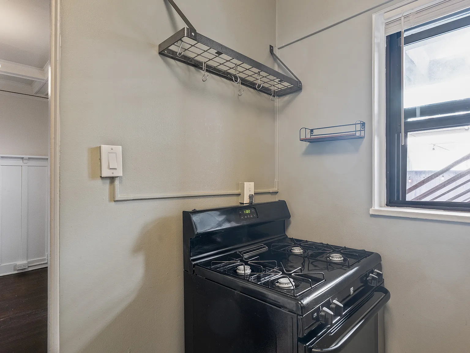 304-308 Bell St // Belltown Adams Apartment // Seattle - 35 — Photo 3