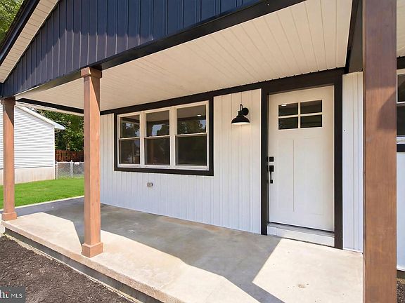 4th image of 504 Kadlubeck Way