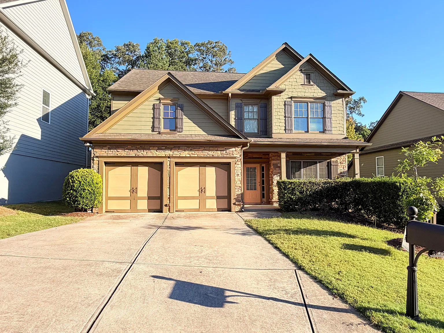 4 bed, 2.5 bath, 2700 sqft, $2,599 — Photo 1