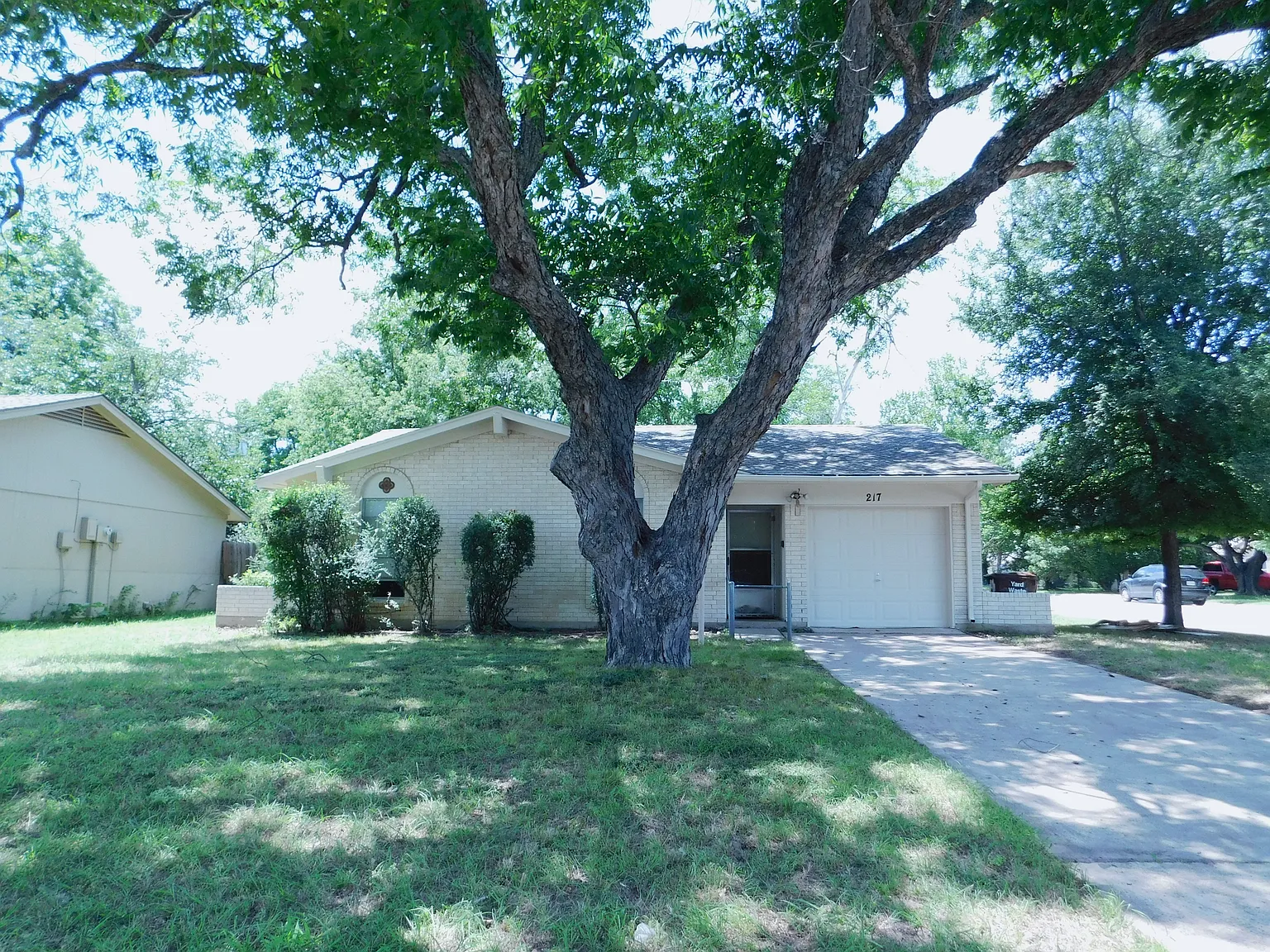 3 bed, 1.5 bath, 1067 sqft, $1,525 — Photo 2