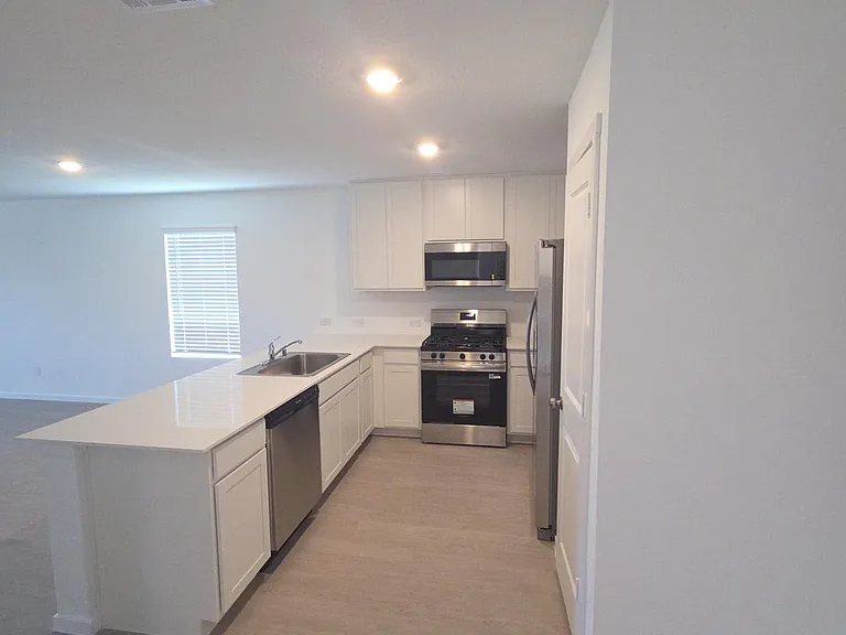 2047 Stable Ln — Photo 3