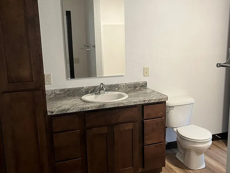 1009 University Ave — Photo 11