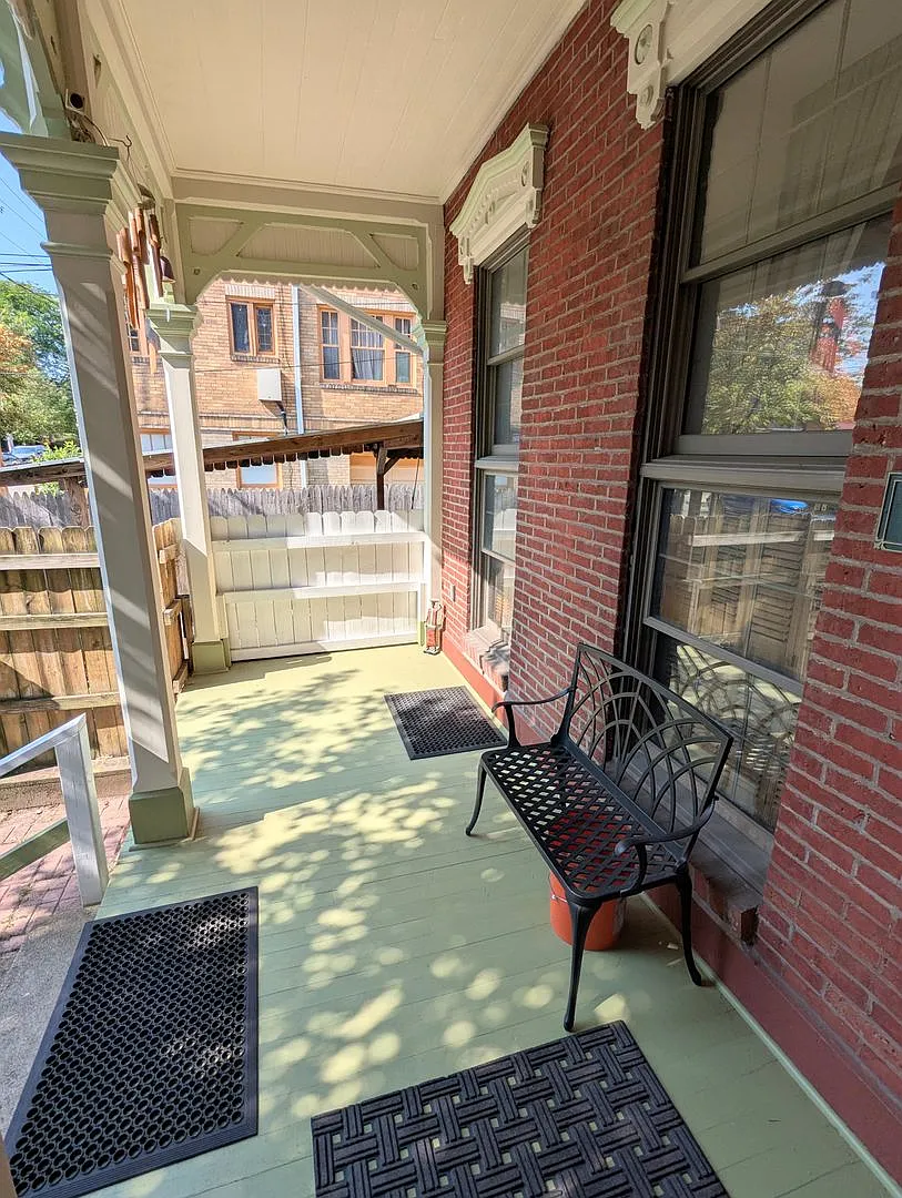 Unique 3 Bedroom, 2.5 Bathroom Single Family Home (Shadyside) — Photo 2