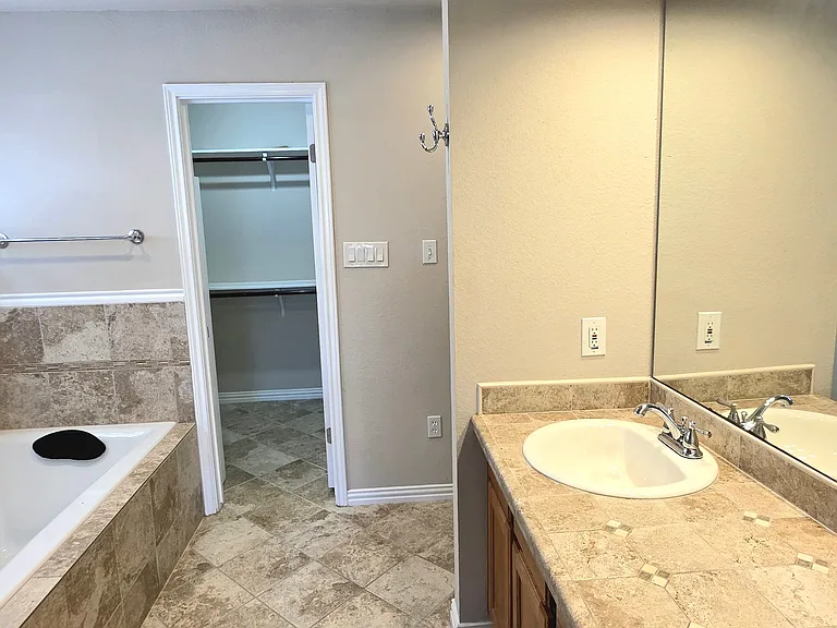 1701 Brokenshoe Dr — Photo 10