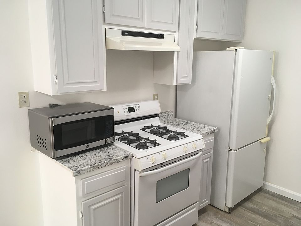 Kitchen, new remodel that replaced the the woodgrain cabinets and counter top, pic 01