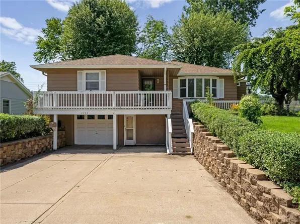 2204 Strader Ter, Saint Joseph, MO 64503