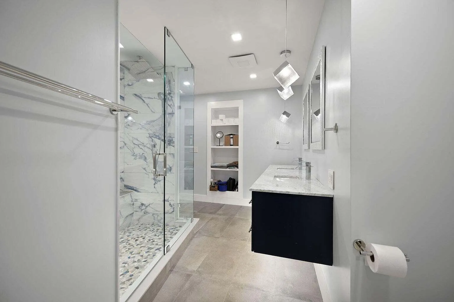 3 bed, 4.0 bath, 3967 sqft, $4,750 — Photo 4