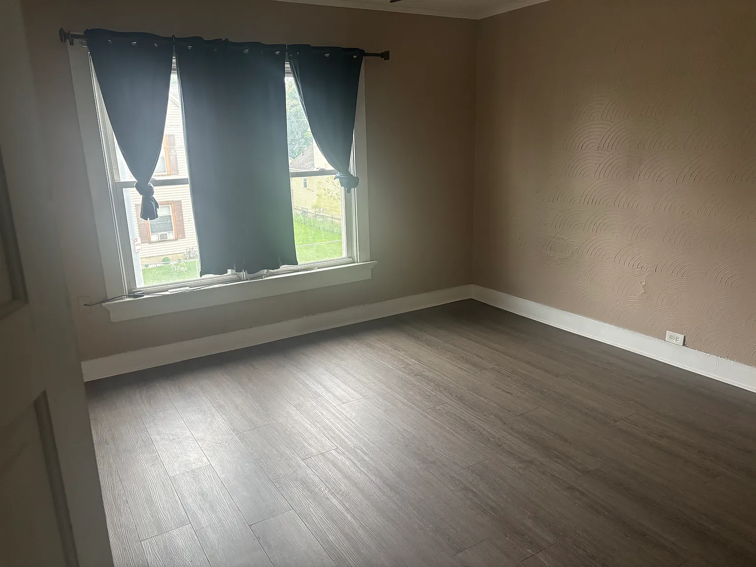 3 bed, 1.5 bath, 1650 sqft, $1,300 — Photo 1