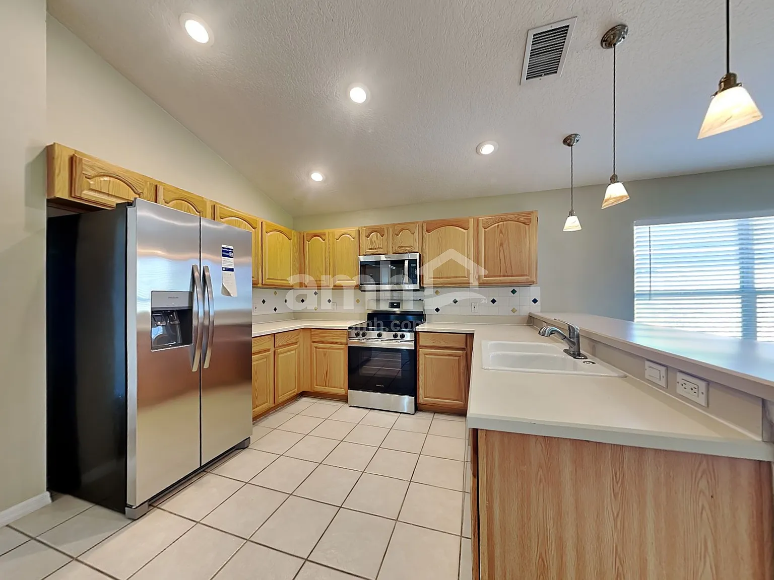 3 bed, 2.0 bath, 1921 sqft, $2,785 — Photo 3