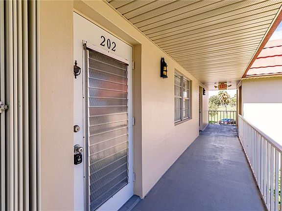 4th image of 9 Vista Palm Ln