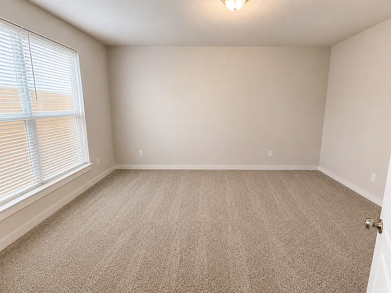 125 University Ave — Photo 11