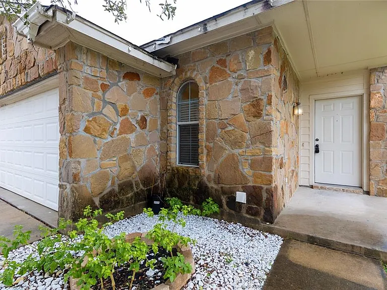 1701 Golden Sunrise Ln — Photo 3