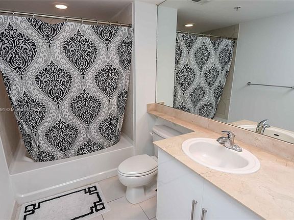 4th image of 335 Biscayne Blvd #1808