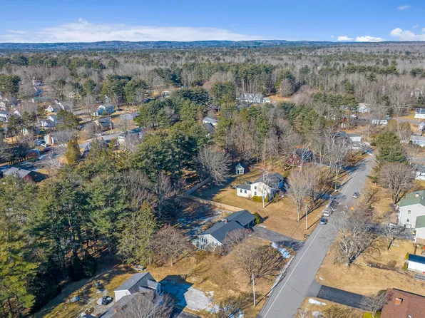 15 Hedgerow Drive, Cumberland, ME 04021
