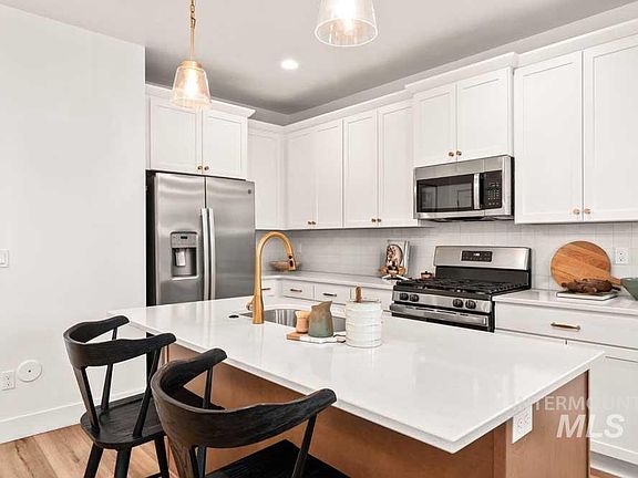 5th image of 374 E Presidio Ln