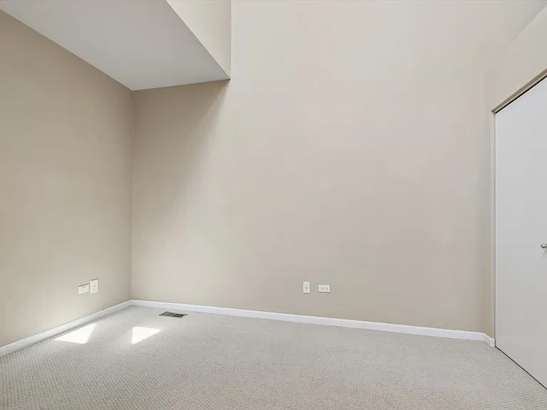 960 N Crosby St — Photo 13