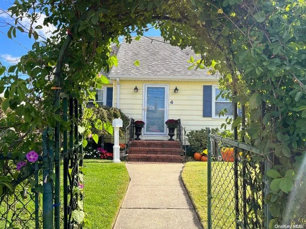 4 Sheppard Street, Glen Head, NY 11545