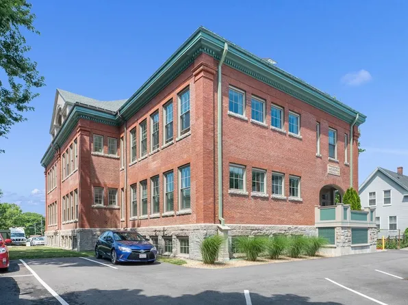 120 Maplewood Ave #203, Gloucester, MA 01930