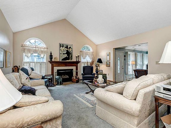 3rd image of 885 Shelbourne Pl