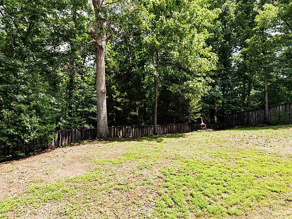 5th image of 100 Carolina Oaks Dr