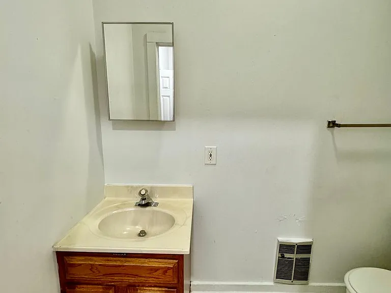 213 N Hamilton St — Photo 10