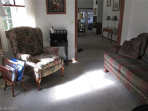 5th image of 223 S Oval Dr