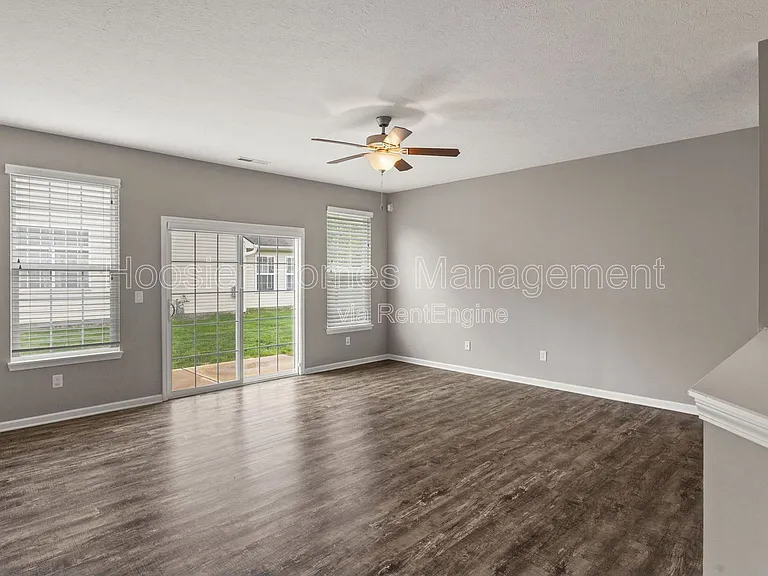 556 Dylan Dr — Photo 12