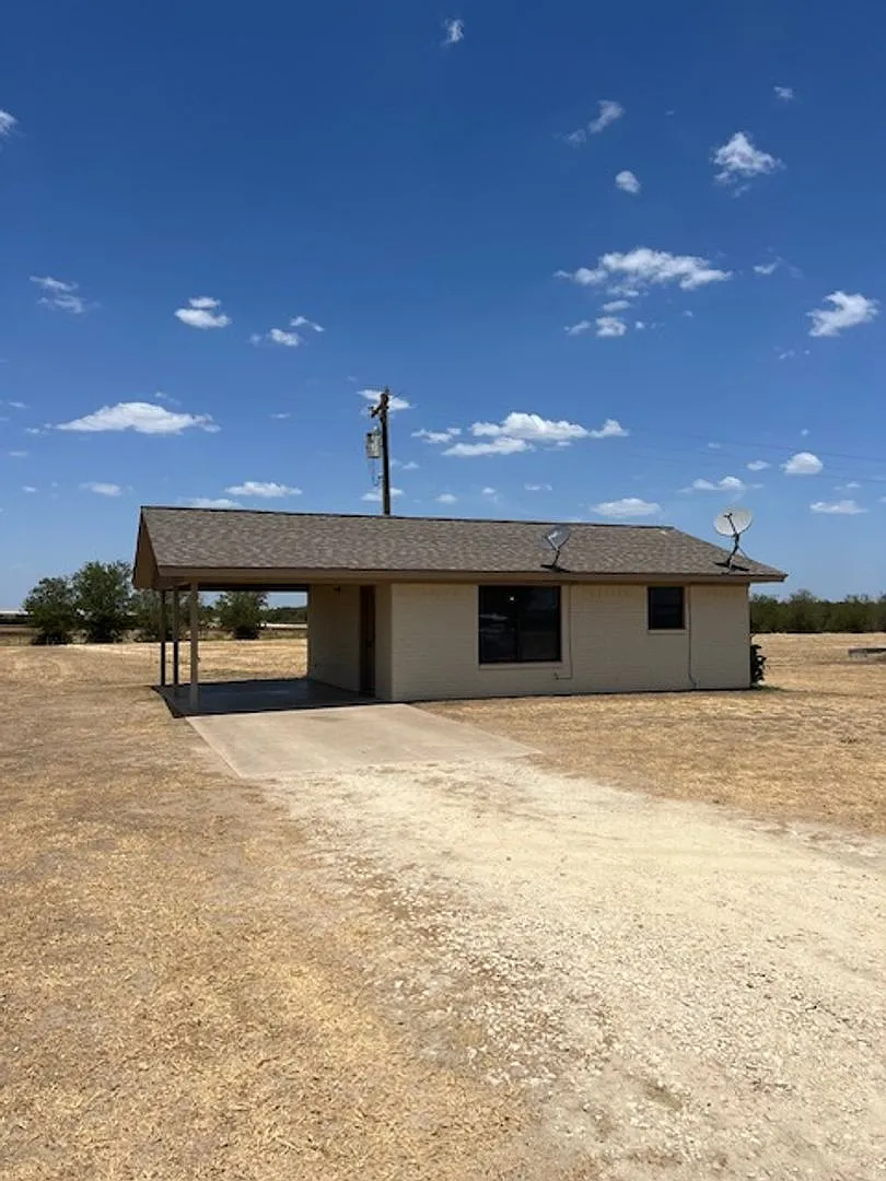 Recently remodeled 1/1 in the country. Horse stall available. — Photo 1