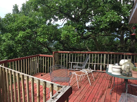 Upper Deck-wraps around