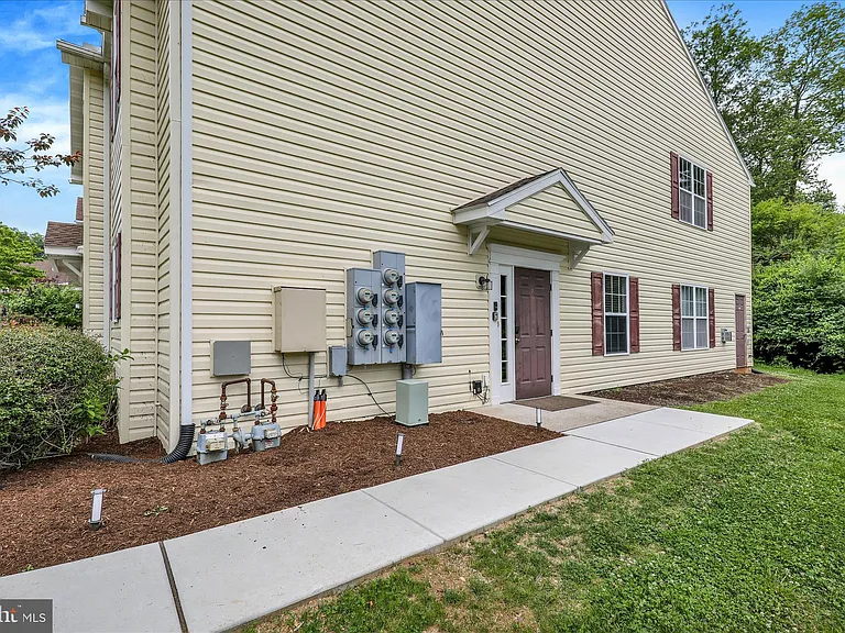 182 Christine Dr — Photo 2
