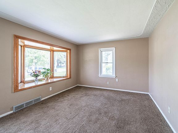 3rd image of 91 Maryland Dr
