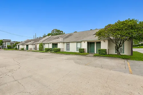 402 Lee Dr Photo 1