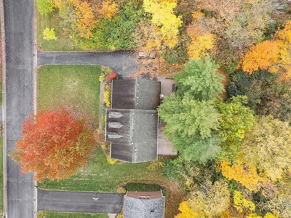 4th image of 724 Huntersknoll Ln
