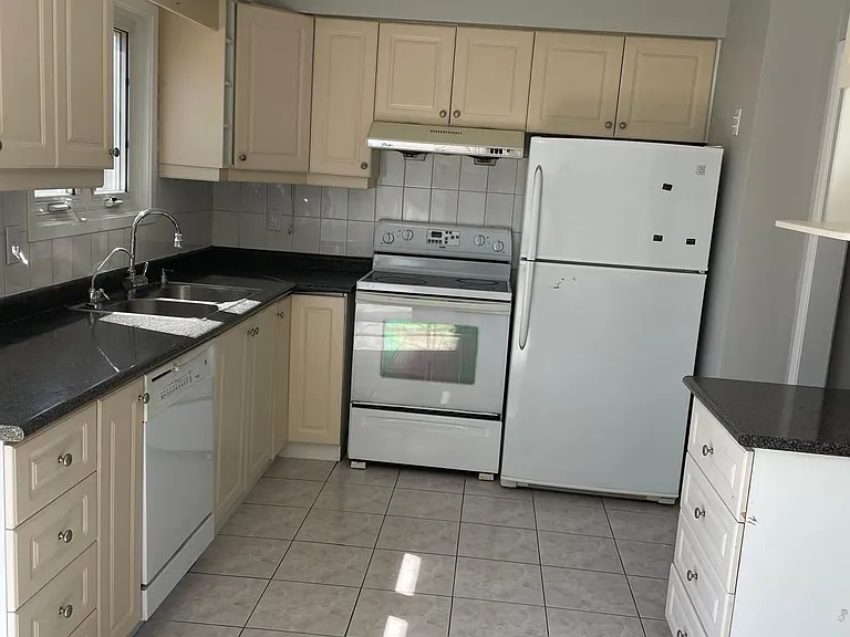 33 Rowe Ct — Photo 3