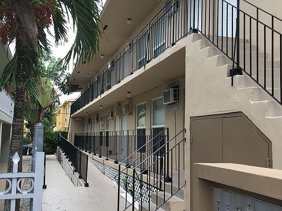 3rd image of 960 Biarritz Dr APT 13