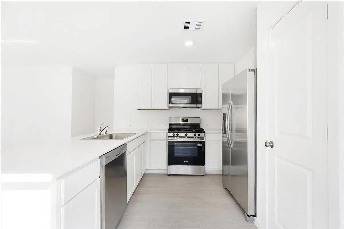 3 bed, 2.0 bath, 1311 sqft, $1,800 — Photo 4