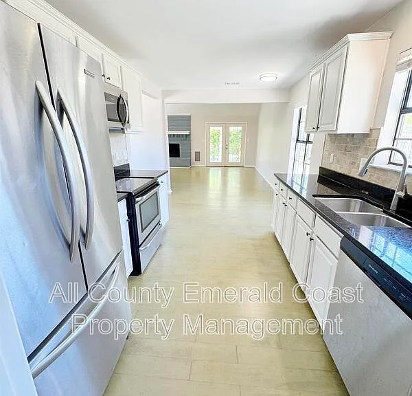 710 Swan Ln — Photo 15
