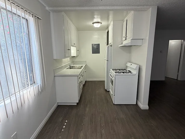 760 S Marengo Ave — Photo 6