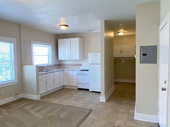 2nd image of 626 W 7th St APT 9