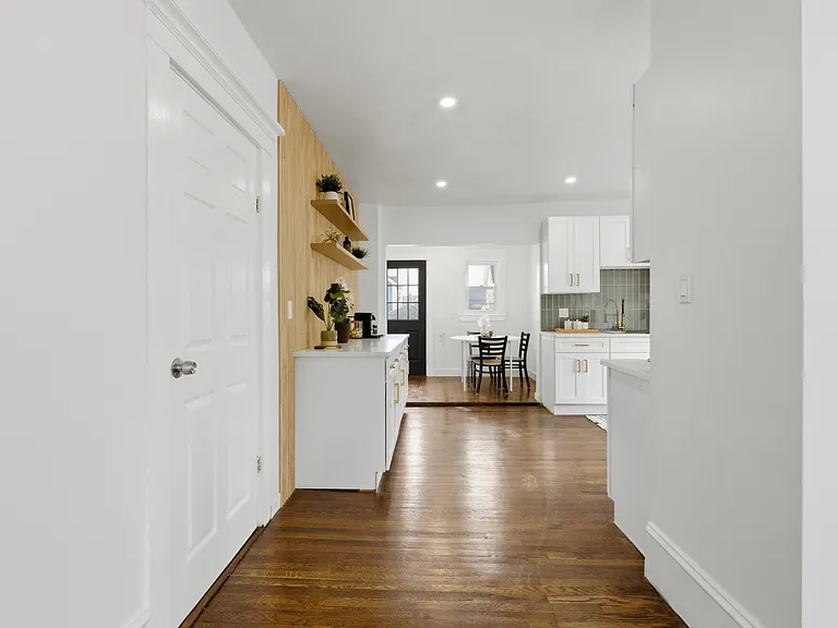 Robbins St — Photo 3