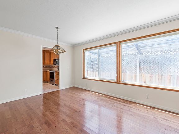 5th image of 164 Sprucemont Pl