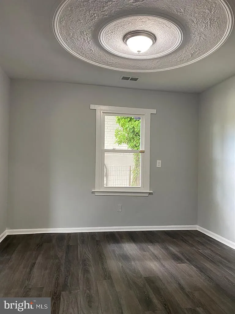 3 bed, 1.0 bath, 787 sqft, $2,100 — Photo 4